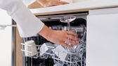 Wenn Gläser durch die Reinigung in der Spülmaschine mit der Zeit trüb werden, kann das an mehreren Faktoren liegen