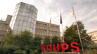 Krups Logo vore einem großen Gebäude