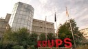 Krups Logo vore einem gro&szlig;en Geb&auml;ude
