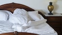 Durch das Auslüften der Bettwäsche nach dem Schlafen kann man die Hygiene im Bett verbessern