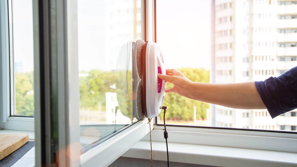 Ein Fensterputzroboter kann ein praktischer Helfer im Haushalt sein