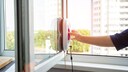 Ein Fensterputzroboter kann ein praktischer Helfer im Haushalt sein