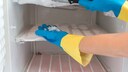 Ein vereister Gefrierschrank ist ärgerlich, aber ein bestimmtes Hausmittel kann helfen