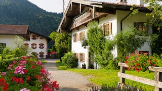 Der Denkmalschutz kann bei alten Bauernhäusern eine Schwachstelle sein. Denn die Renovierung unterliegt meistens strengeren Vorschriften. (Photo by: Martin Zwick/REDA&amp;CO/Universal Images Group via Getty Images)