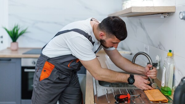 Handwerker in der Wohnung