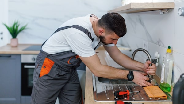 Handwerker in der Wohnung