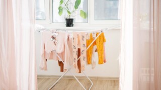 Nasse Wäsche soll die Wohnung bei Hitze im Sommer abkühlen – stimmt das wirklich?