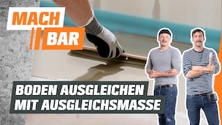 Ein Fußboden wird mit Ausgleichsmasse nivelliert.