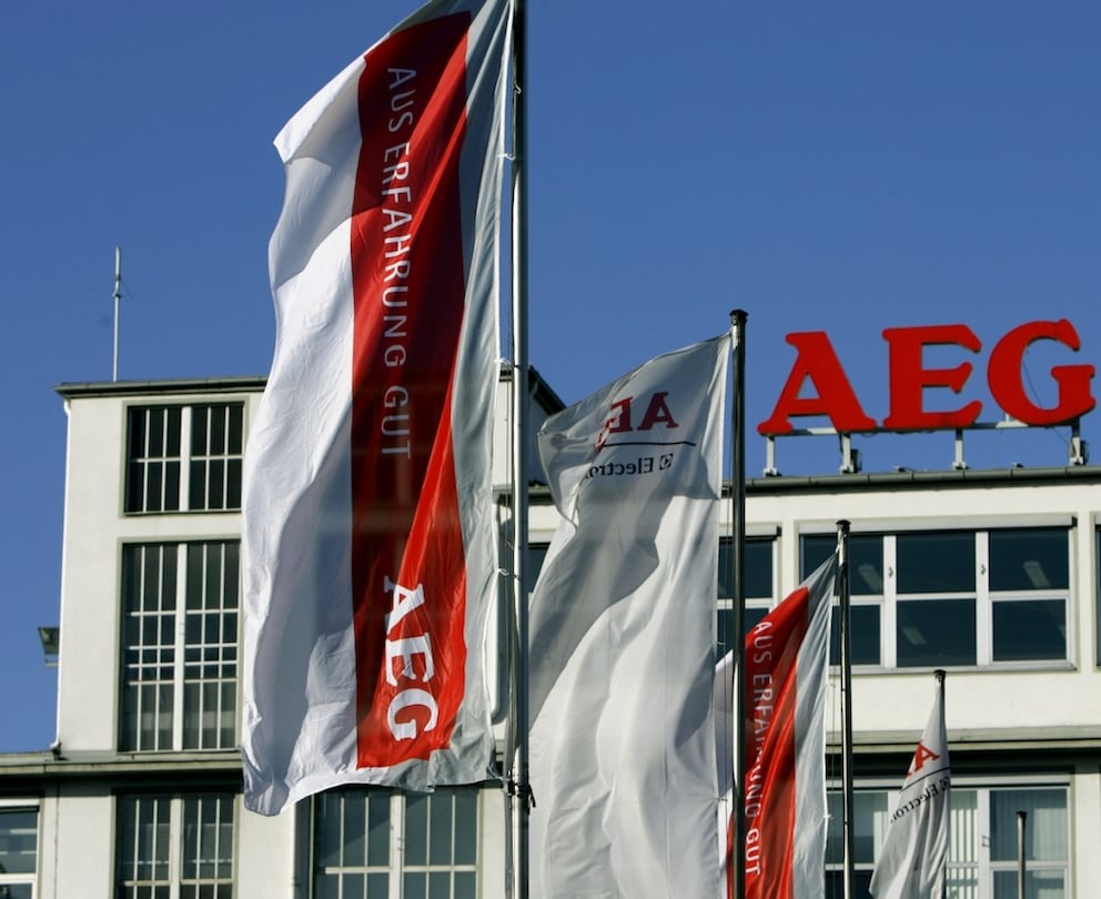 “Good from Experience” is written on an AEG flag at the household appliance plant in Nuremberg in 2005