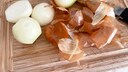 Aus Zwiebelschalen kann man wertvollen organischen Dünger herstellen, der unseren Pflanzen hilft