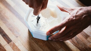 Ist das Eis aufgegessen, sollte man die Verpackung nicht zum Einfrieren von Lebensmitteln verwenden