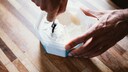 Ist das Eis aufgegessen, sollte man die Verpackung nicht zum Einfrieren von Lebensmitteln verwenden