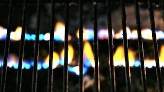 Die Flammenfarbe bei einem Gasgrill hängt meist von der Luftzufuhr ab. Schmutzige Brenner oder ein defekter Druckregler können sie verändern