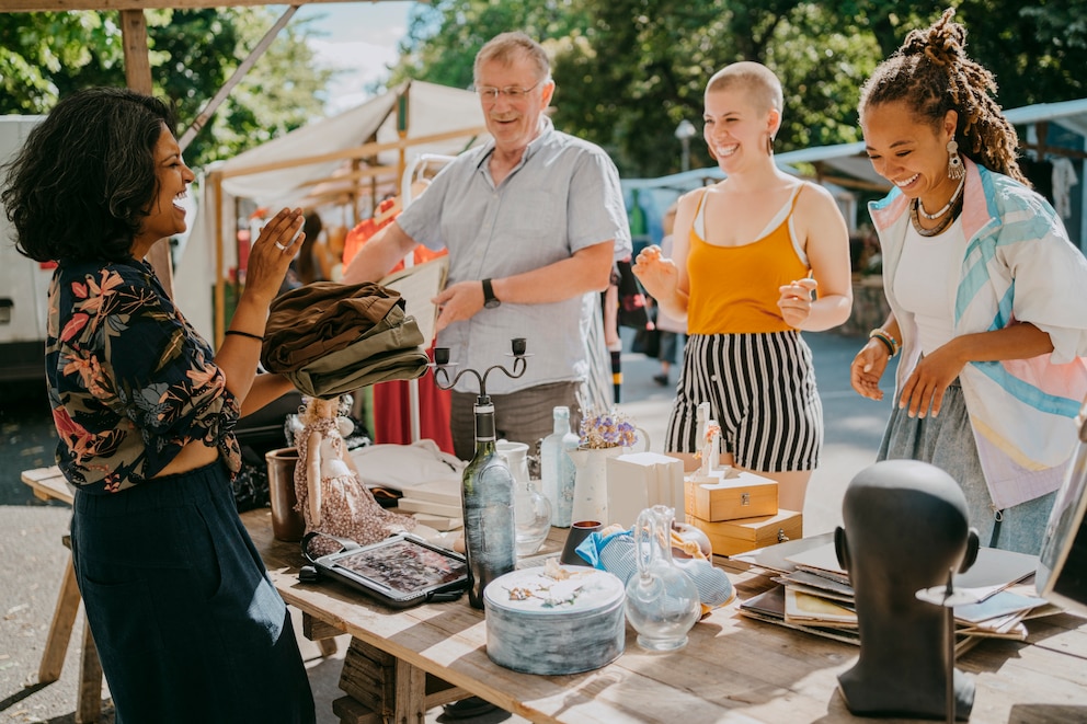 Mehrere Personen auf dem Flohmarkt