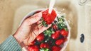 Erdbeeren waschen