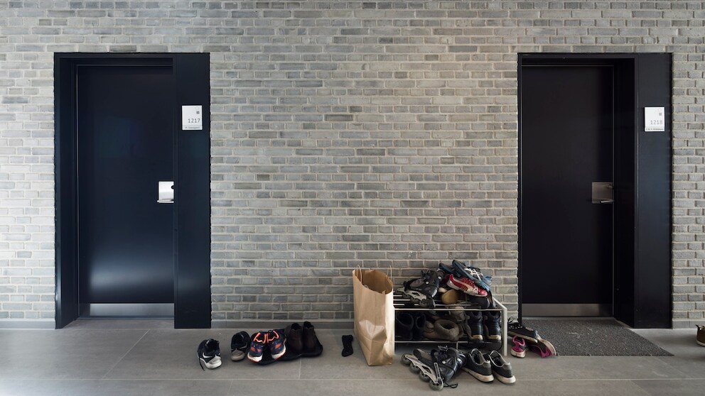 Bewohner nutzen das Treppenhaus häufig als Abstellfläche.