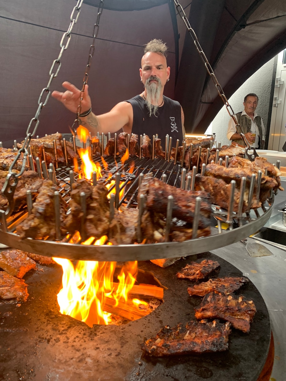 Ralf Jakumeit beim Grillen