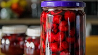 Manchmal tragen Kirschbäume zu viele Früchte, als dass wir sie alle essen könnten. Man kann sie einfach einkochen, um sie haltbar zu machen.