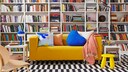 Zwei Möbelklassiker im Wohnzimmer: Billy Regal und Klippan Sofa