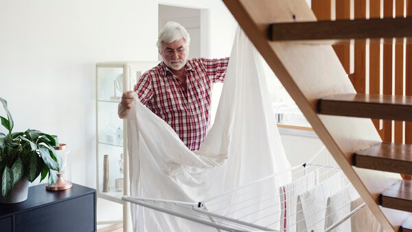 Beim Zusammenlegen von Spannbettlaken liegen oft die Nerven blank