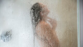 Die tägliche Dusche gehört für viele dazu – aber spart man damit im Vergleich zum Baden wirklich Wasser?