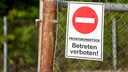 Privatweg Schild an einem Zaun