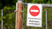 Privatweg Schild an einem Zaun