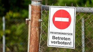 Privatweg Schild an einem Zaun