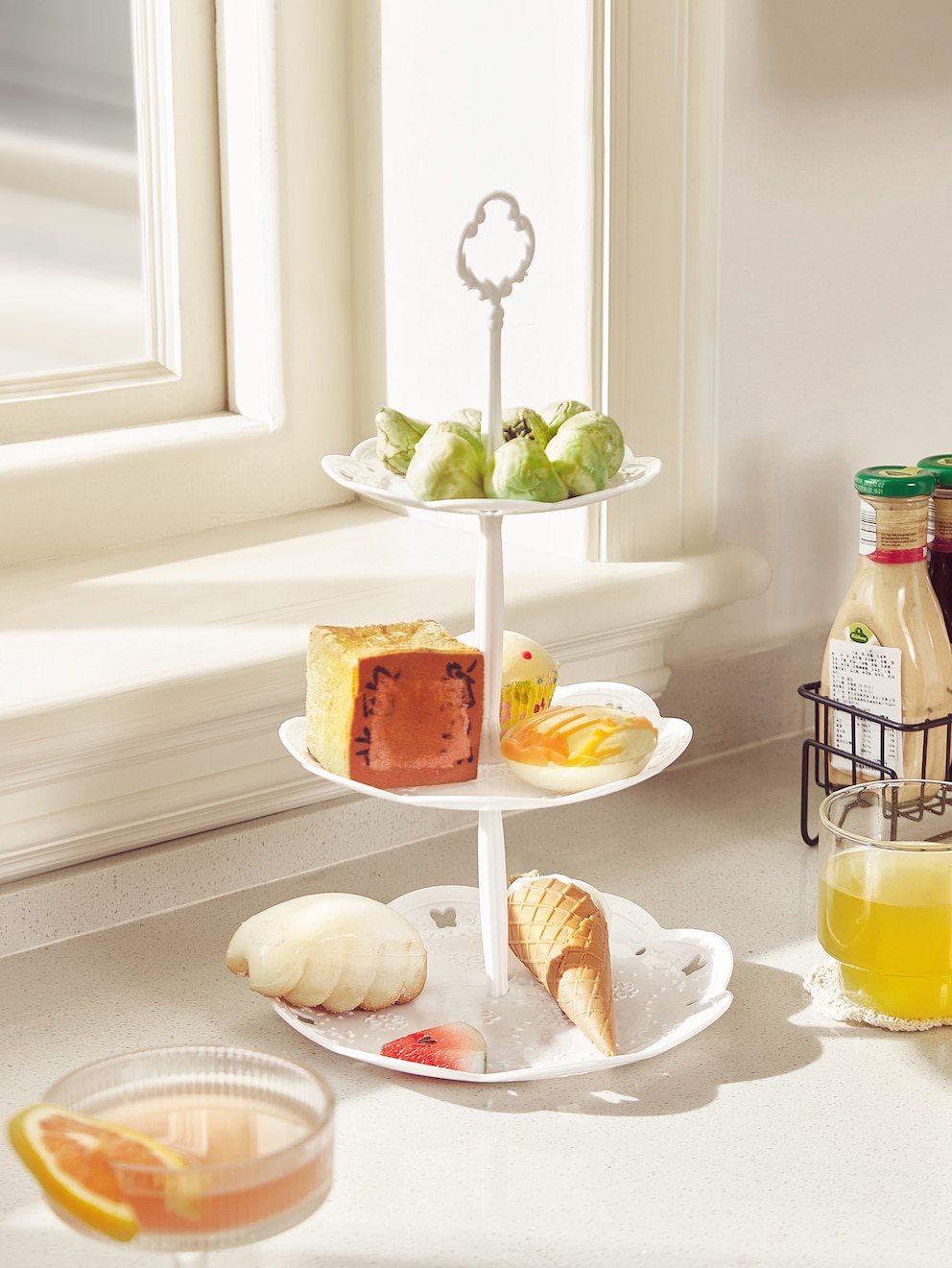 Etagere mit Obst und weiteren Lebensmitteln.