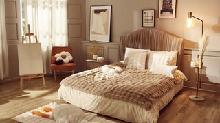 Schlafzimmer herbstlich dekoriert.