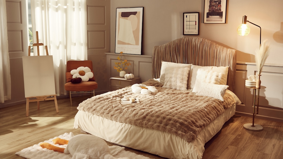 Schlafzimmer herbstlich dekoriert.
