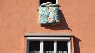 Bettwäsche am Fenster lüften