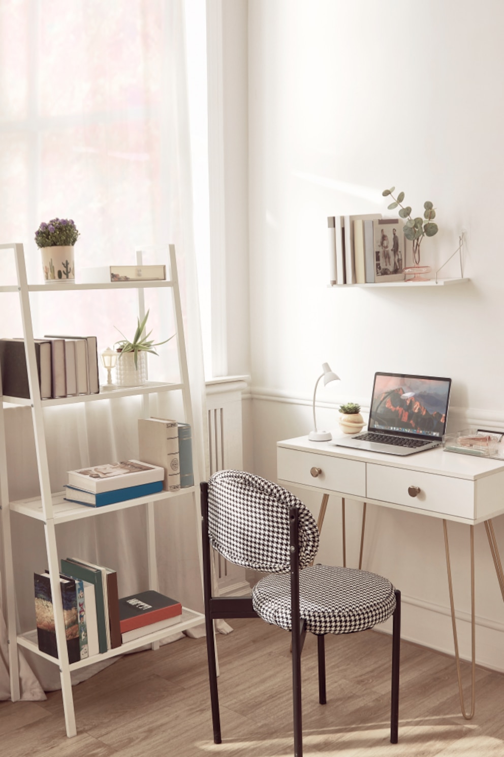 Organisiertes Arbeitszimmer mit SHEIN Dekoartikeln.