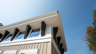 Eine Aufstockung kann die Immobilie aufwerten und mehr Wohnraum schaffen.