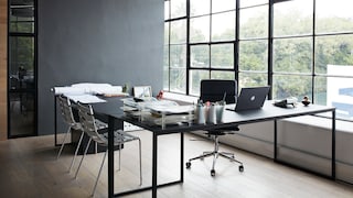 Homeoffice mit großer Fensterfront