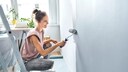 Frau streicht eine Wand mit Mineralfarbe