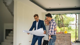 Ein Architekt kann weiterhelfen, wenn man es beim Hausbau mit unbekannten Fachbegriffen zu tun hat