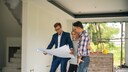 Ein Architekt kann weiterhelfen, wenn man es beim Hausbau mit unbekannten Fachbegriffen zu tun hat