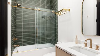 dunkelgrünes Badezimmer