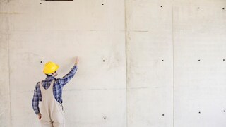 Der Meterriss wird in der Regel von der Bauleitung oder dem Polier beauftragt und von einem Vermessungstechniker oder einem qualifizierten Bauarbeiter vor Ort erstellt.