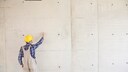Der Meterriss wird in der Regel von der Bauleitung oder dem Polier beauftragt und von einem Vermessungstechniker oder einem qualifizierten Bauarbeiter vor Ort erstellt.