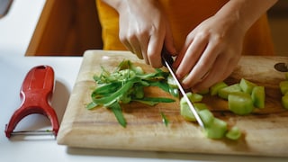 Um aus Gurkenschale Dünger herzustellen, bedarf es nicht viel