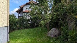 Stein vom Nachbarn auf eigenem Grundstück