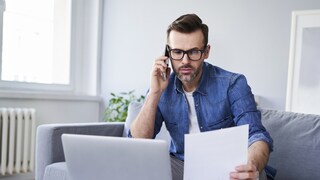 Mann wohl mit einem Schutzbrief besorgt am Smartphone