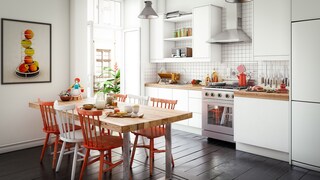 Küche mit Stühlen im zweifarbigen Look