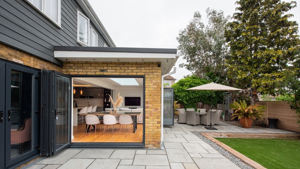 Wenn man Regenwasser nicht ausreichend auf der Terrasse ableitet, können erhebliche Schäden an Gebäude und Fundament entstehen.