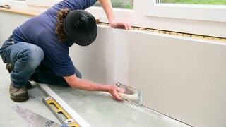 Die Gartenhausdämmung sollte an den Innenwänden, am Boden und am Dach angebracht werden.