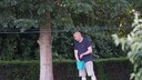 Dünger nach dem Sommer hilft dem Rasen bei der Regeneration