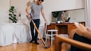 In einem Singlehaushalt bleibt das Putzen an einer Person hängen. Um schneller fertig zu werden, kann ein gut durchdachter Putzplan helfen