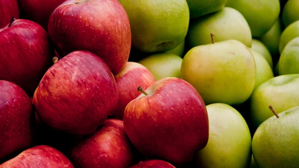 Äpfel können sowohl sauer als auch süß schmecken, rot als auch grün sein – doch hängen Farbe und Geschmack auch zusammen?